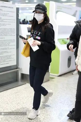 街拍李小冉gucci卫衣牛仔裤黄色托特包随性舒适