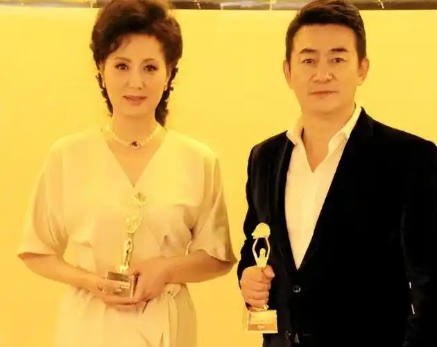 他是何冰同班同学与妻结婚30年零绯闻赚钱上交让妻过富太生活