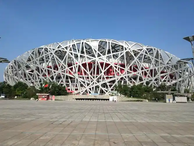 举世瞩目的"鸟巢",是新时代运动健将的家,是五环之歌,是中华民族智慧