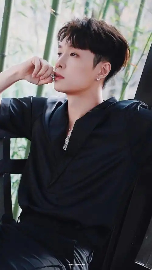 张艺兴[超话]##张艺兴游园自拍##qeelin全球品牌代言人张艺兴