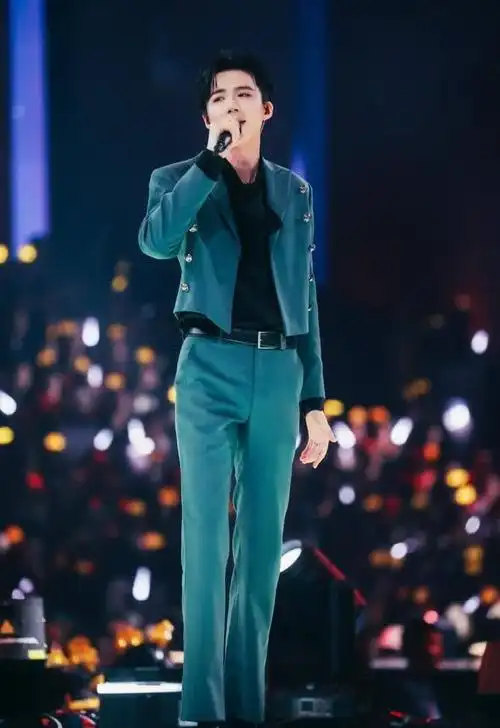 刘宇宁的身材真的超绝!满屏的细腰长腿,清秀俊朗又尽显温柔帅气