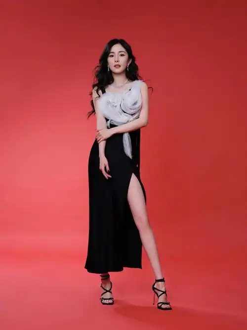 杨幂最新私服穿搭,米色毛衣搭配黑色短裤,"漫画腿"太吸睛