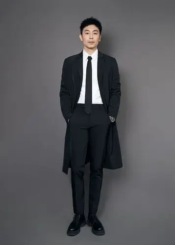 朱亚文身着黑西装尽显型男利落帅气