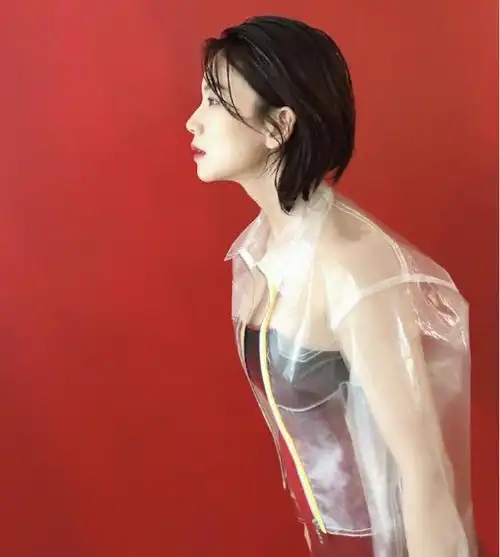 原创野鸭子曹曦文晒照穿透明外套抹胸裙秀细腰不像35岁生过娃