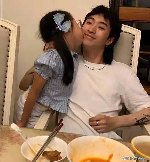 而在母子母女三人的合照里,伊能静一手搂着儿子,一手拥着女儿,真的是