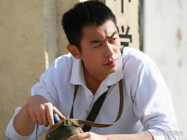 朱亚文,行走的荷尔蒙男明星,是备受关注的演员.