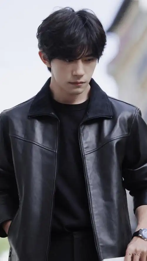 易烊千玺积家全球代言人##易烊千玺皮衣街拍