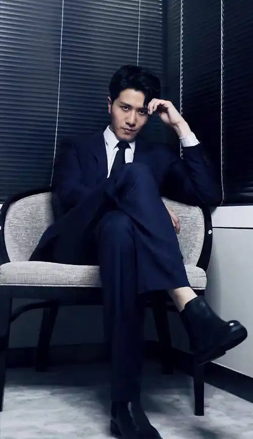 当彭冠英穿上西装,可霸道可温柔,帅气有型超迷人_因为_封潇_演技