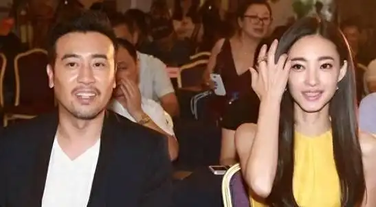 事实证明,"隐婚"的王丽坤,在"反噬"自己的路上越走越