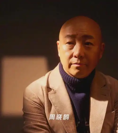 周晓鸥的外貌特征非常显著,一张横肉满面的脸,再加上标志性的大光头