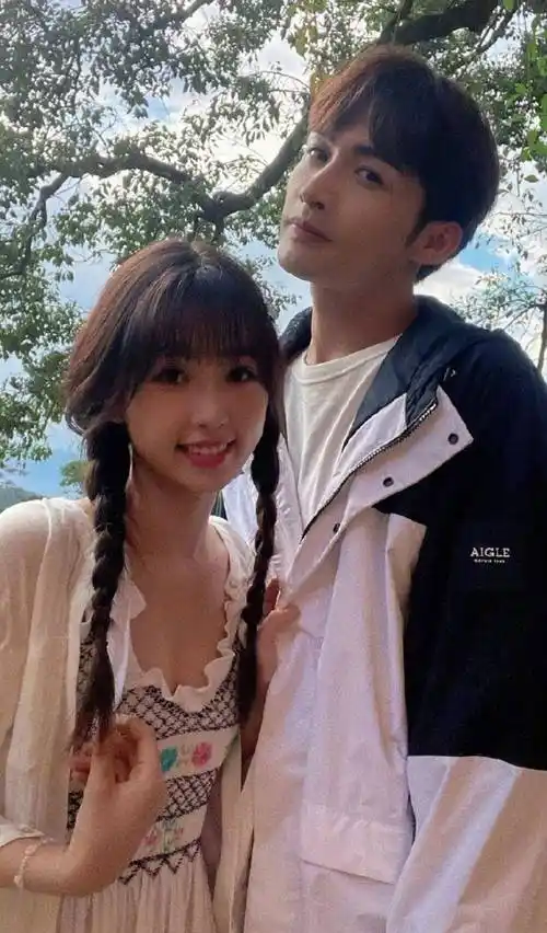 原创虞书欣新戏还没播就组cp营业晒与张彬彬合影贴脸搂肩氛围感拉满