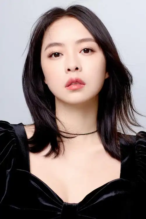 氧气明星余心恬,剪去20年刘海,少女风突变气质御姐