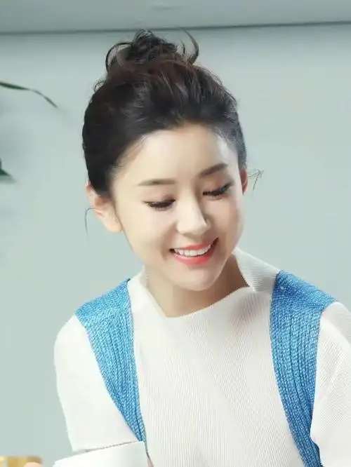 李小萌,时尚俏丽,端庄大方的写真照!__财经头条