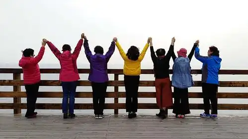 都是要进70的人了,留个背影照,身姿还可以.