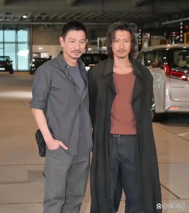 刘德华和谢霆锋合照,感觉刘德华状态都比谢霆锋好,六十来岁保养得这么