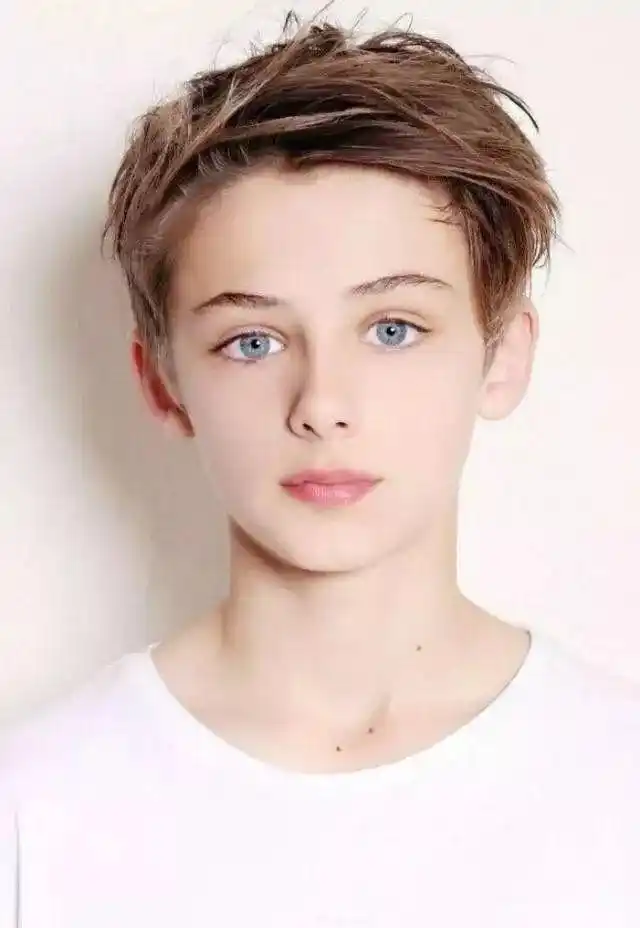 "世界上最美丽男孩"!灰蓝色眼睛让人沉溺,16岁颜值高到惊人!