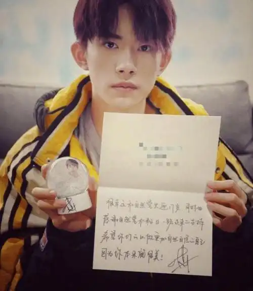 明星字迹大曝光何老师当之无愧易烊千玺不愧是学霸