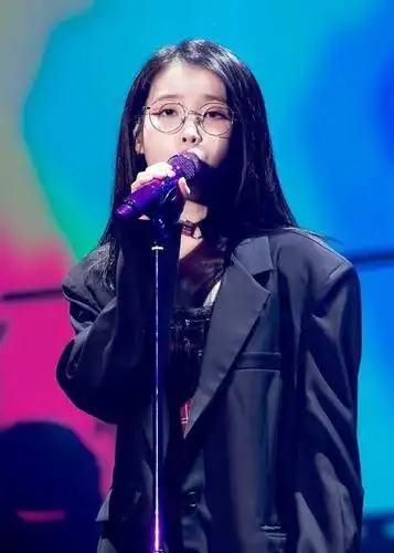 iu获最适合戴眼镜的女艺人投票榜单第二位