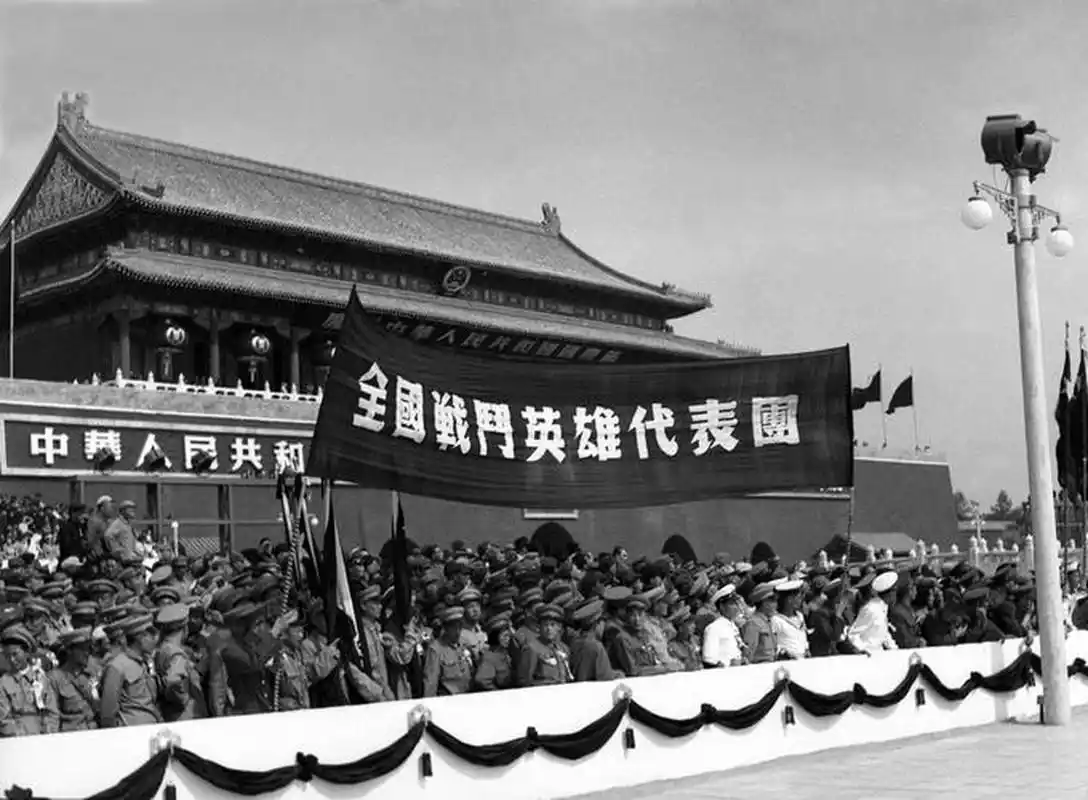 1949年10月1日,新中国成立,开国大典在天安门广场举行.