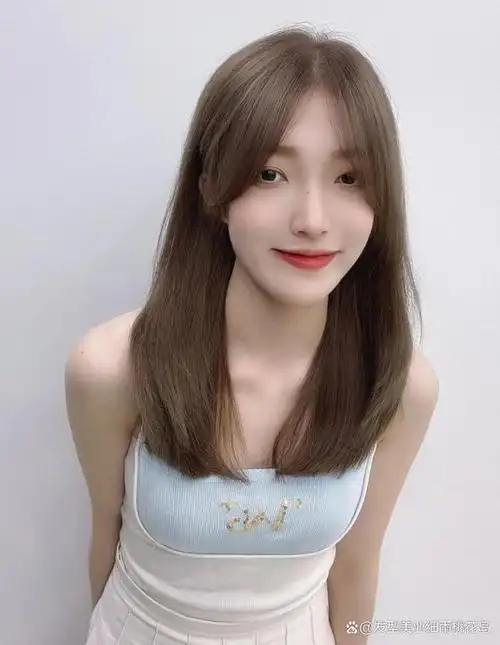 对于中长发的女生都非常适合这款艳美中发,发型的刘海跟两侧边缘衔接