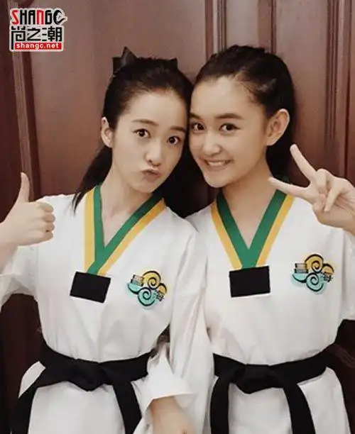 蒋依依和张雪迎合照谁更美 90后童星都长这么大了