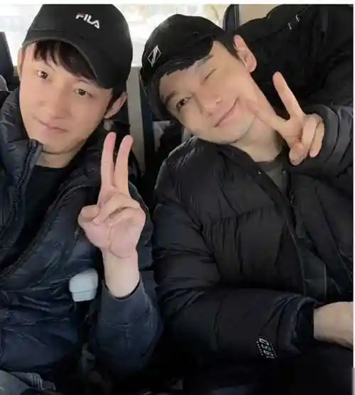 黄晓明黄景瑜与贾乃亮瓜子车上相遇共享3人炖鱼美味