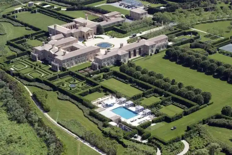 埃里森不仅拥有一处房产,他的埃里森庄园可能是最令人印象深刻的