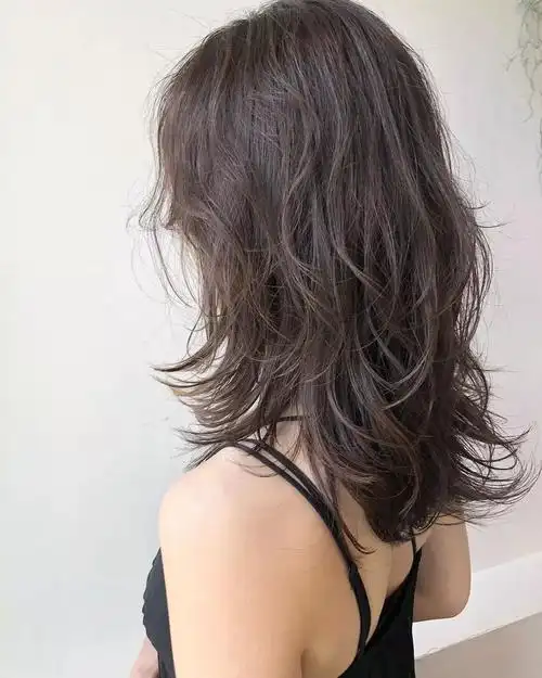 适合的人群更广泛,很多发型师也从中增加了很多流行的元素,碎发刘海