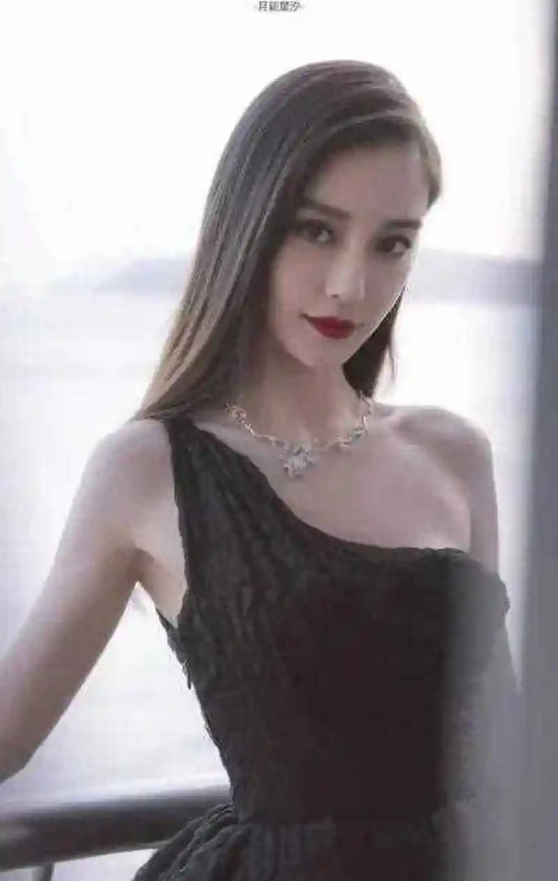 之前晒出杨颖抽烟照片的网红,居然又明目张胆地发动态炫耀,通过这张