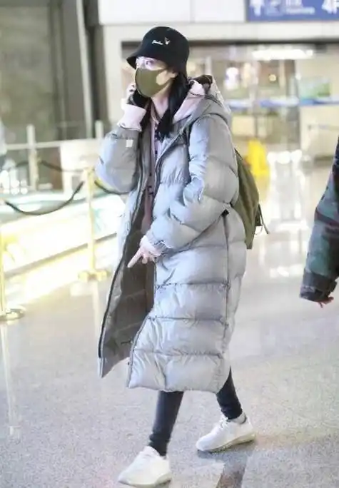 姚晨素颜现身大眼炯炯有神 卫衣搭小白鞋超减龄_青春_双肩包_黑色