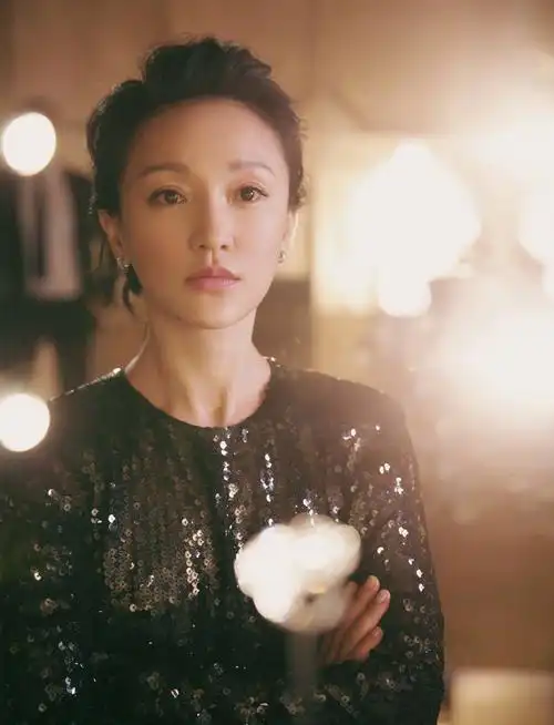 46岁周迅皮肤紧致状态佳与赵雅芝搭档演绎谁说影后演技被吊打