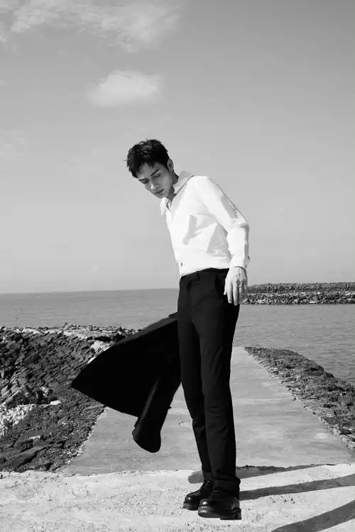 张彬彬海边随拍!黑色廓形西服,白色v领衬衣,彬彬有礼儒雅绅士