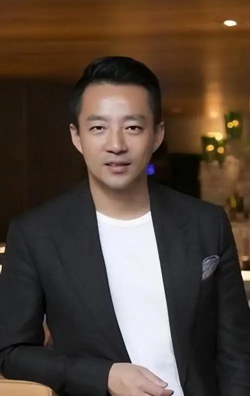 王珂相比汪小菲,王珂的履历就简单许多.