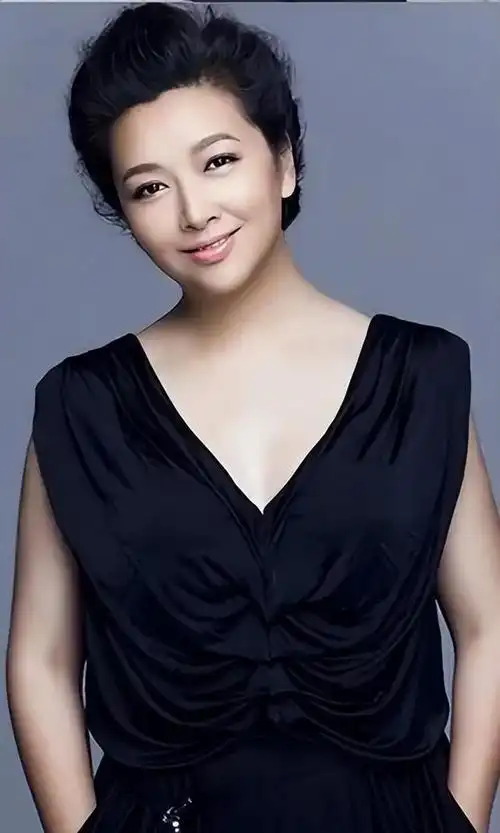 离婚的江珊还拖过靳东,更有媒体报道江珊和小15岁的师徒张博在一起了.