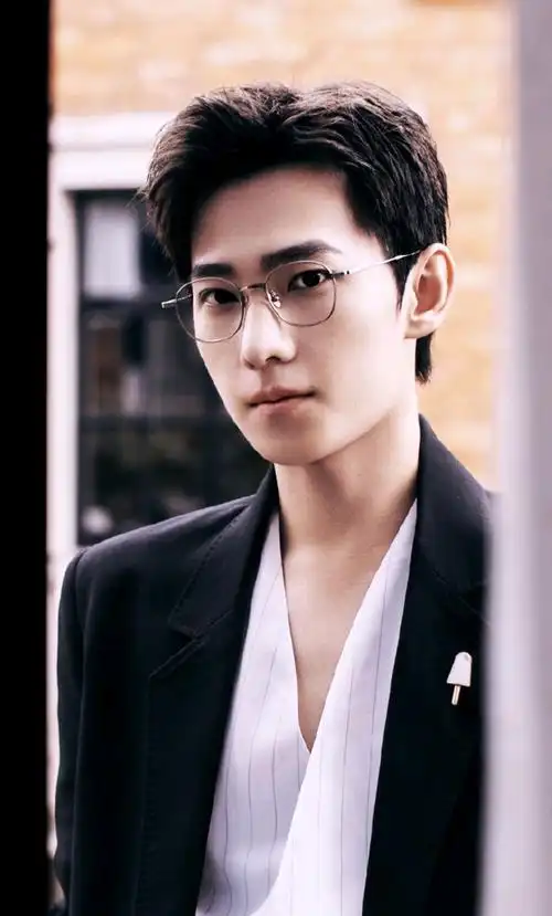 杨洋戴眼镜造型,舔屏一万遍,手机屏舔烂!