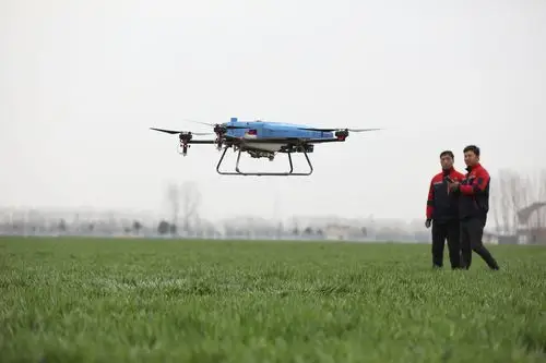 无人机喷洒农药.