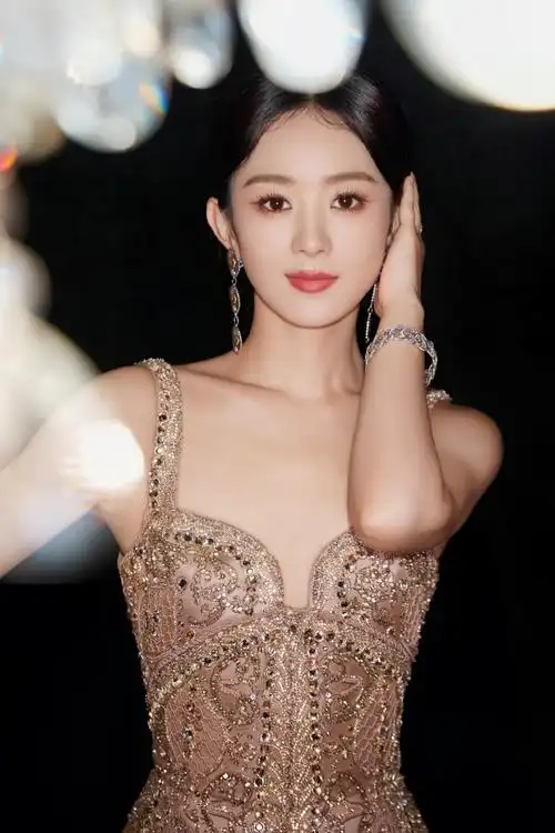 赵丽颖    化妆:@杨单danny  发型:@nanbeauty金刚  造型:@闵塔鲨