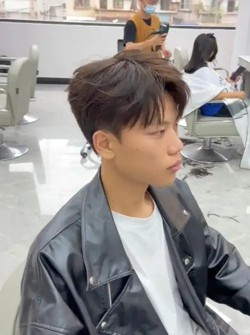 男生微分碎盖发型