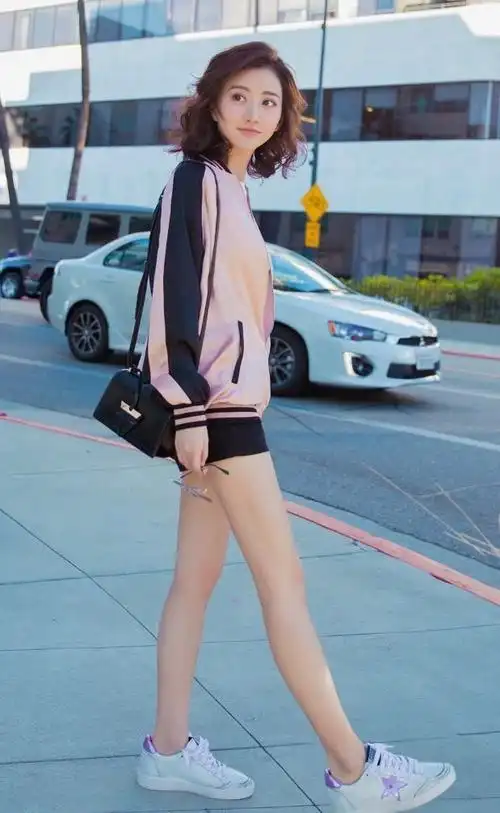 景甜街拍穿10厘米热裤超美腿型迷倒直男网友第一次没了