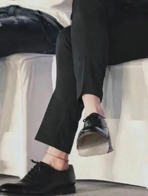 魏大勋脚踝系红绳##魏大勋脚腕上的红绳