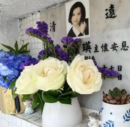 蓝洁瑛60岁冥寿曾华倩晒合照缅怀好友粉丝墓前献花表达思念