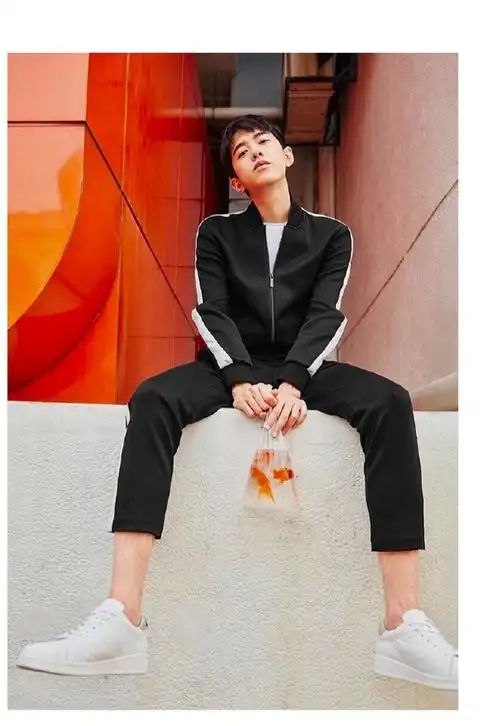 梁靖康休闲运动风户外写真图片