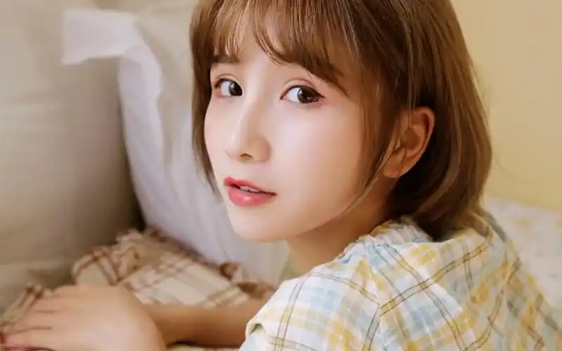 甜美短发美女可爱高清桌面壁纸