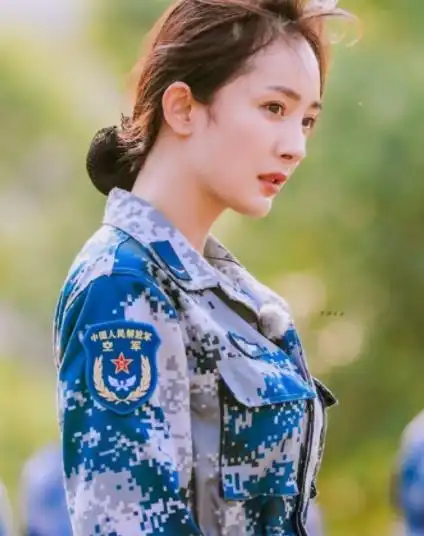 原创34岁杨幂穿上军装那刻身材也太好了