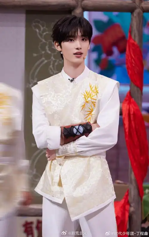 酒红收腰西装#丁程鑫的酒红收腰西装造型真的好帅啊,这也太好看了吧!