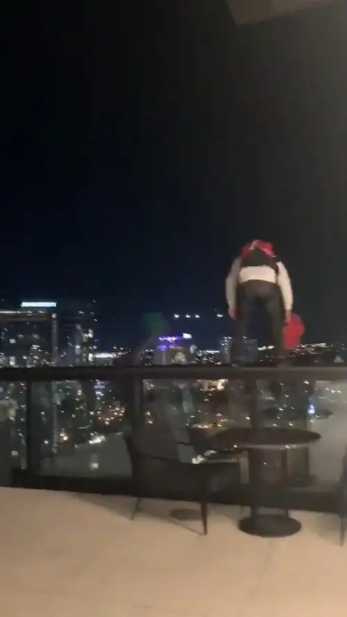 2男直冲饭店屋顶25楼往下跳她吓坏尖叫探头一看却傻眼