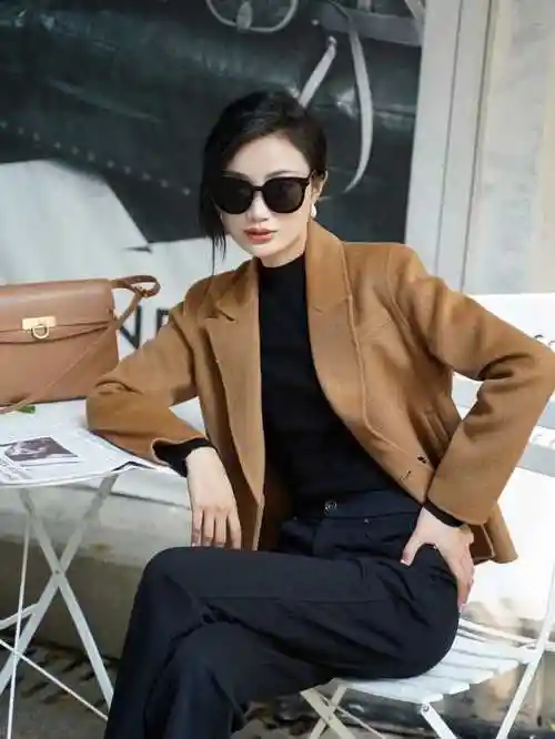 西装的搭配很简单,你们可以直接考虑这种棕色的西装,最百搭和耐看,深