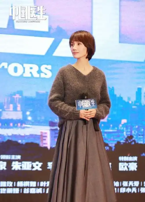 袁泉真没明星架子白色卫衣配牛仔裤简单舒适朴素自然