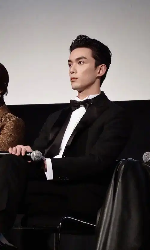 吴磊坐姿#吴磊这个坐姿也太霸气了!