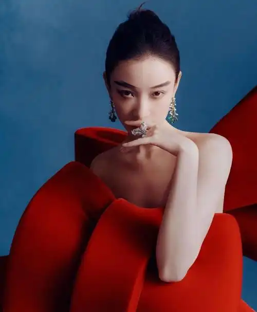 倪妮复古大片惊艳,气质高贵又优雅